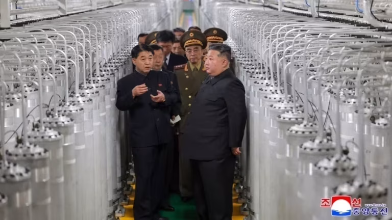 kim-jong-un-fabrica-nuclear-coreia-do-norte-e1780575063643.avif.avif
